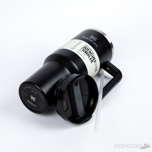 Quencher H2.0 Flowstate Tumbler Black (1.18L) Quencher H2.0 Flowstate Tumbler Black (1.18L)