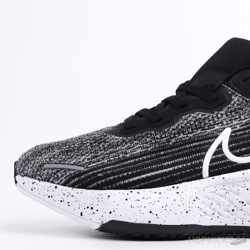 Zoom X Invincible Run Flyknit Oreo