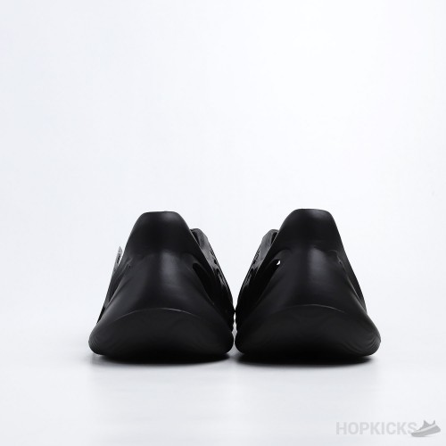Yeezy Foam RNNR Onyx (Slight Def)